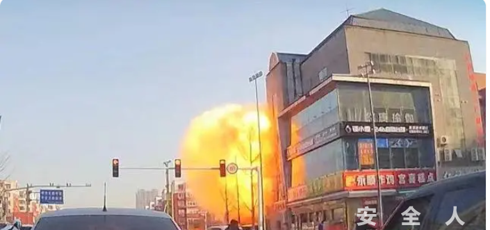 河北三河市燕郊镇一建筑爆炸严重受损，疑似发生部分垮塌